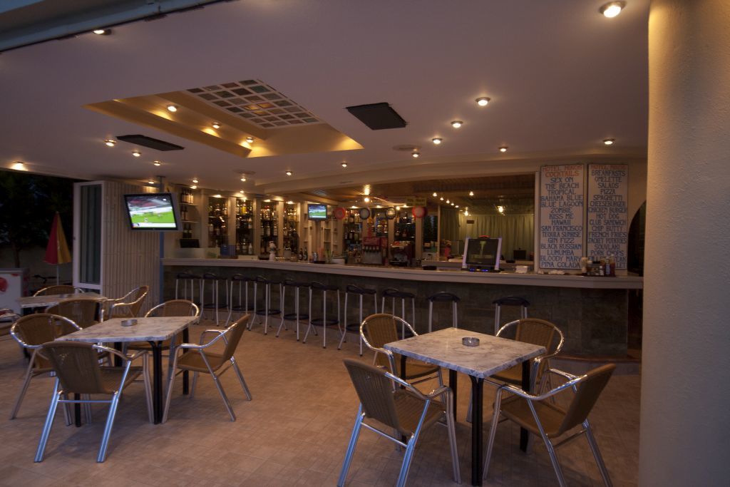 Nikos Hotel Малиа Экстерьер фото